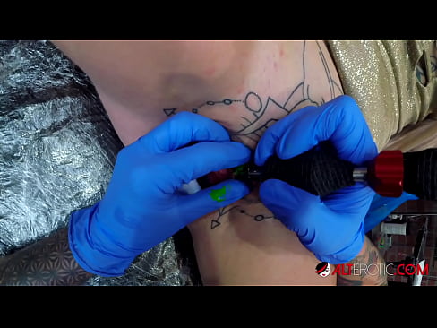 ❤️ Sully Savage, o bunăciune extrem de tatuată, și-a făcut un tatuaj pe clitorisul ei ☑  at us ❌❤